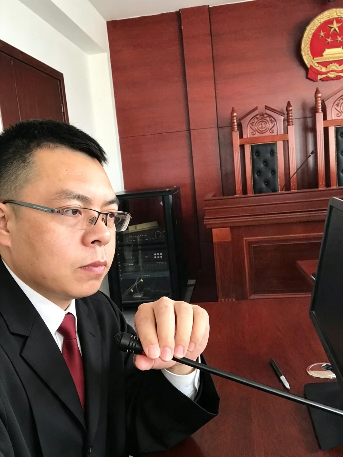 王臻杰律师在法庭工作席前准备庭审