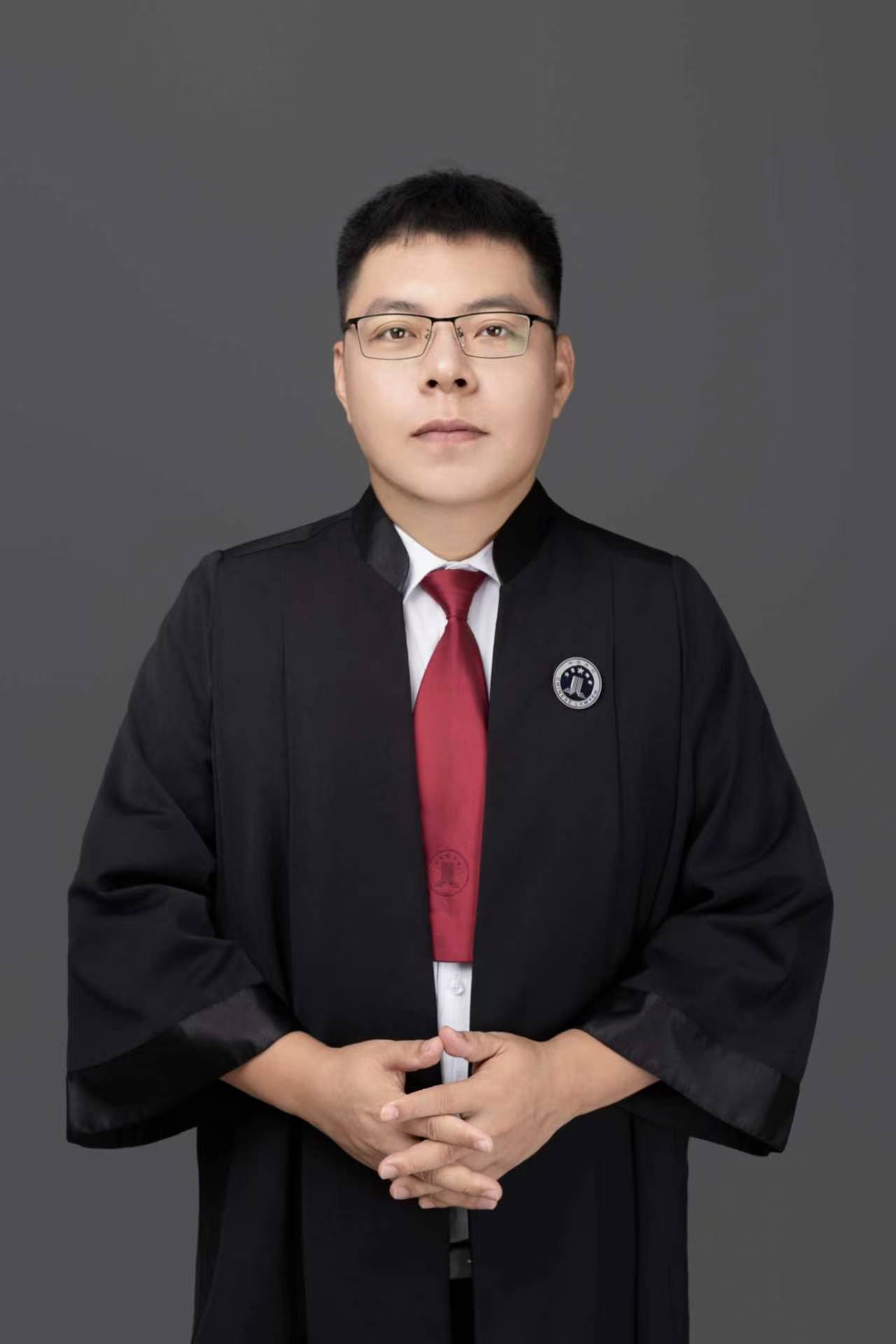 王臻杰律师身着律师袍的职业形象照